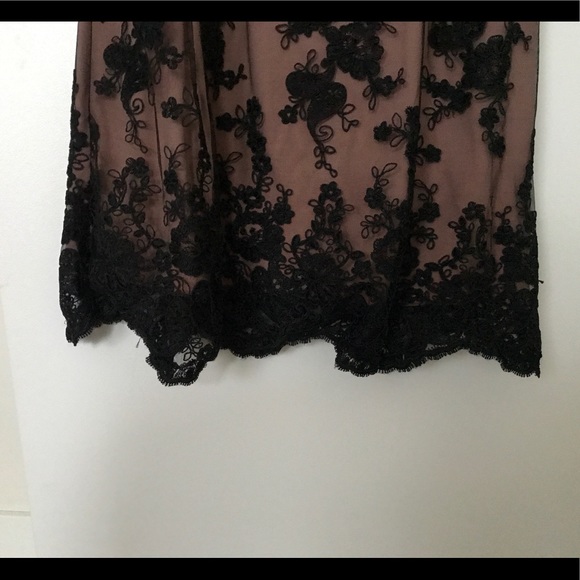 Nude and black lace gown - Picture 6 of 6